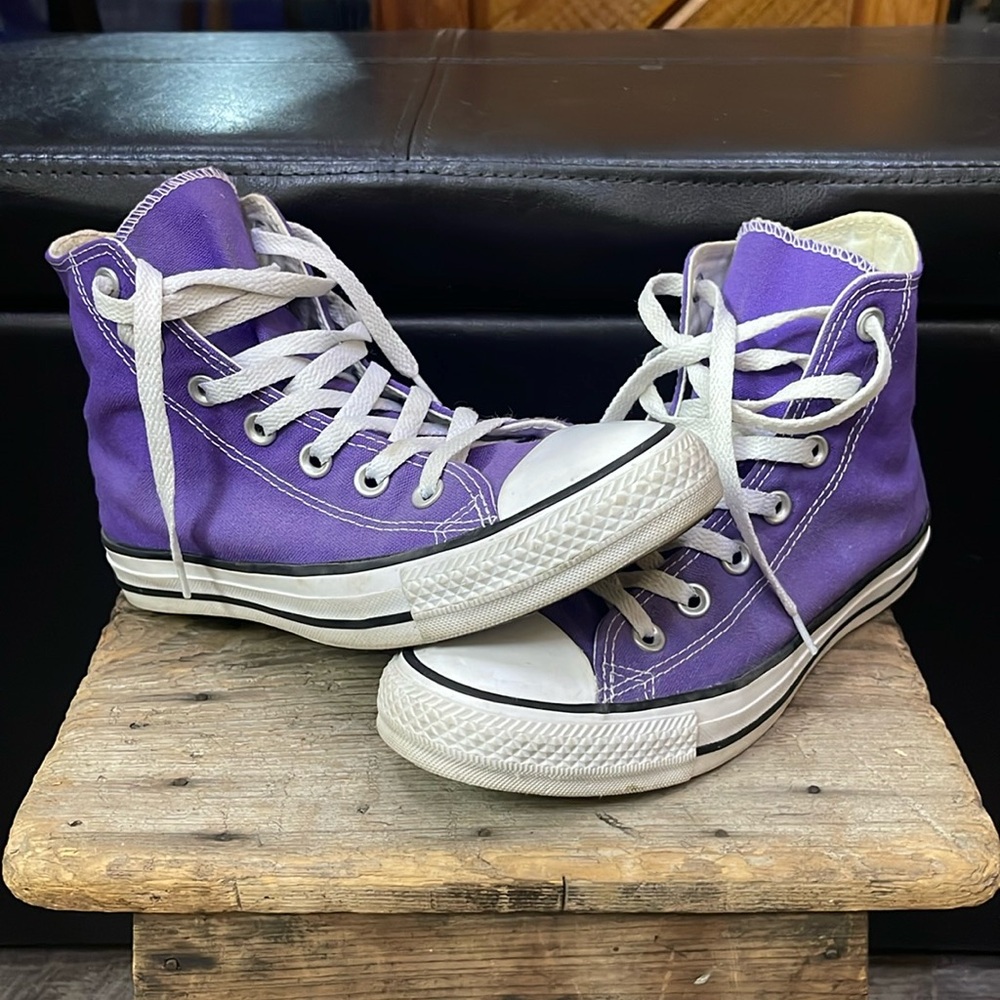 Women’s size 7 purple Chuck Taylor Converse